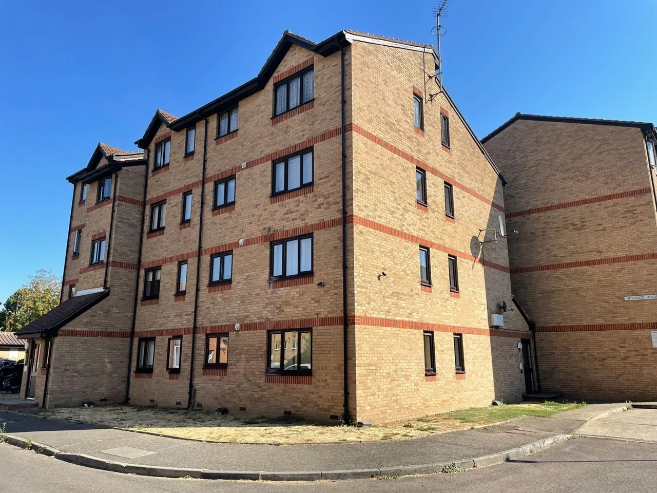 Flat Myers Lane in Greater London