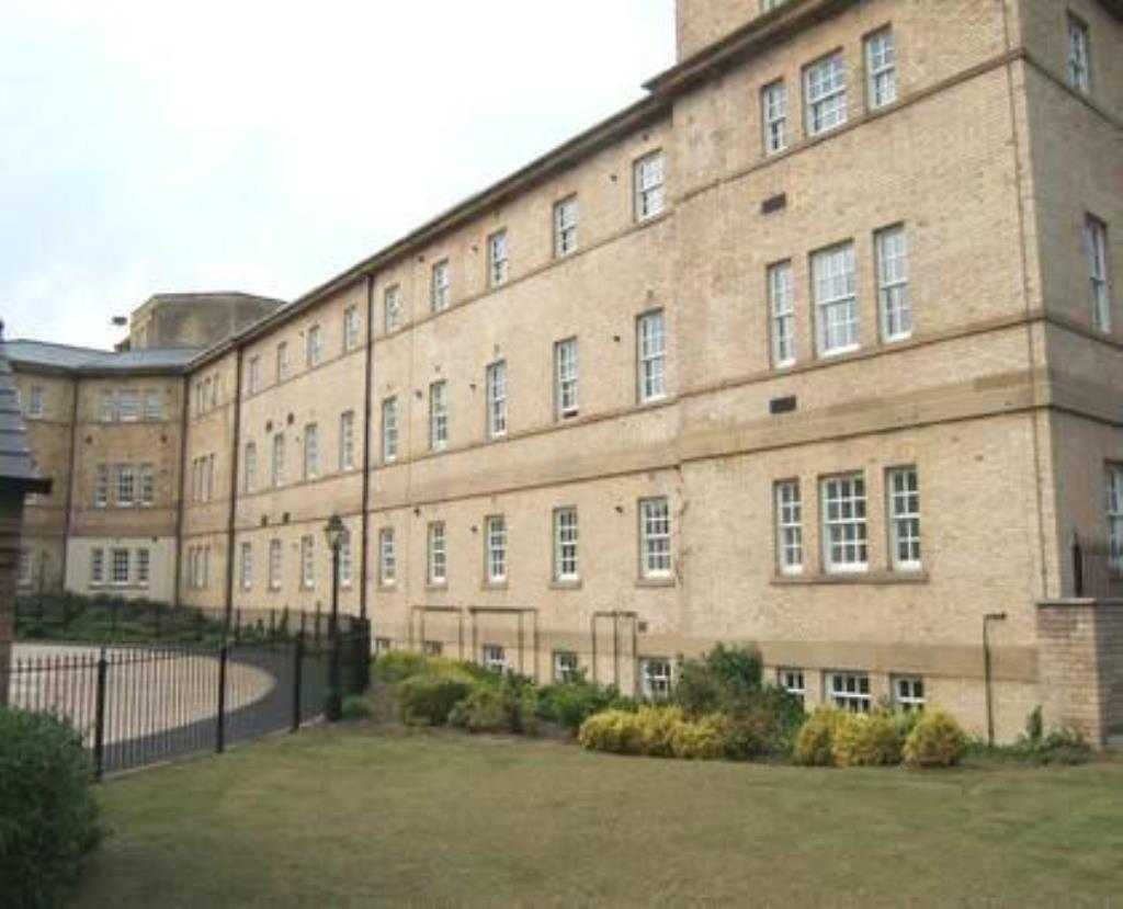 Flat Tuke Grove in Wakefield