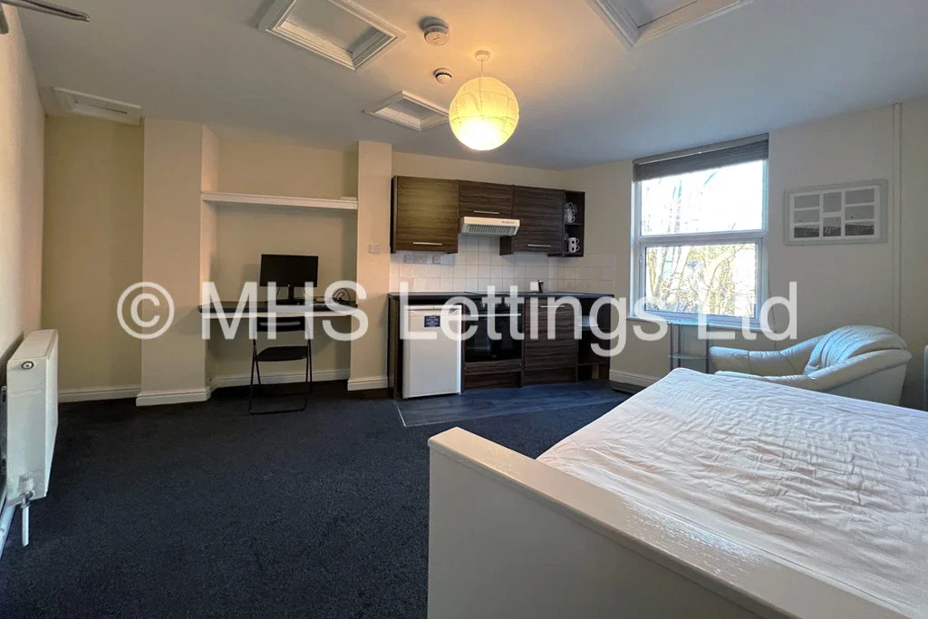 Flat Hyde Park Terrace in Leeds