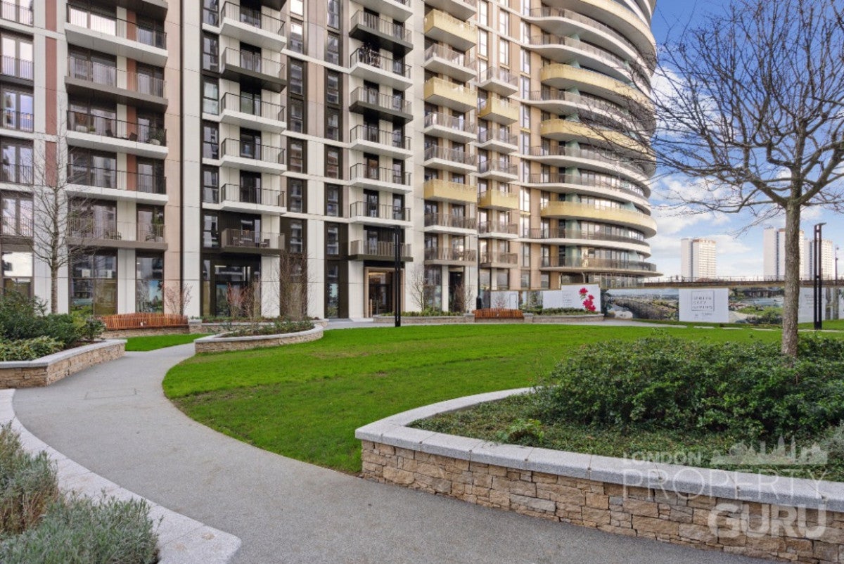 Flat Silver Road in Greater London