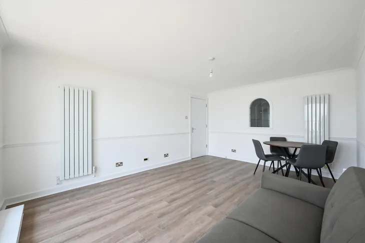 Flat Newport Avenue in Greater London