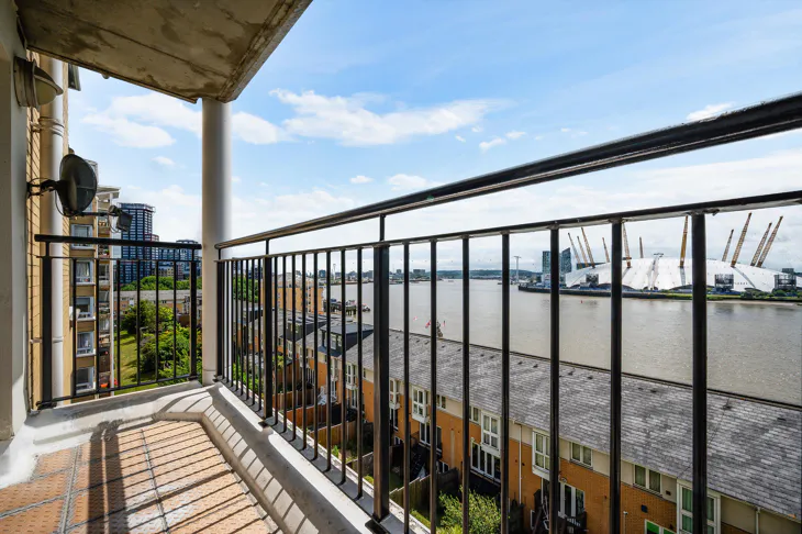 Flat Newport Avenue in Greater London