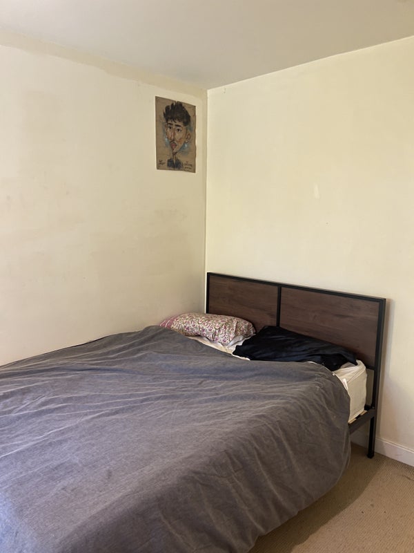 Room Godalming Road in Greater London