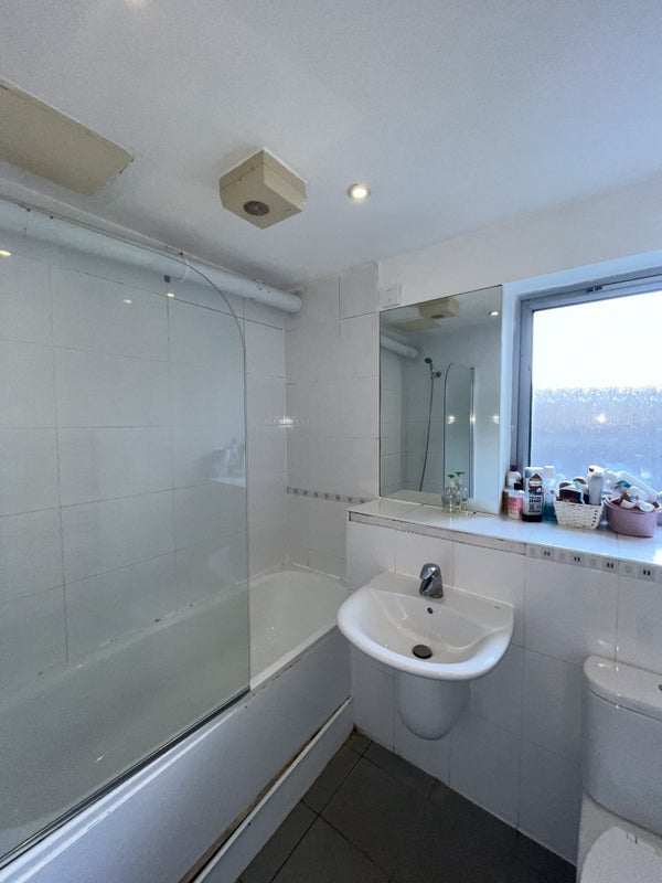 Room Godalming Road in Greater London