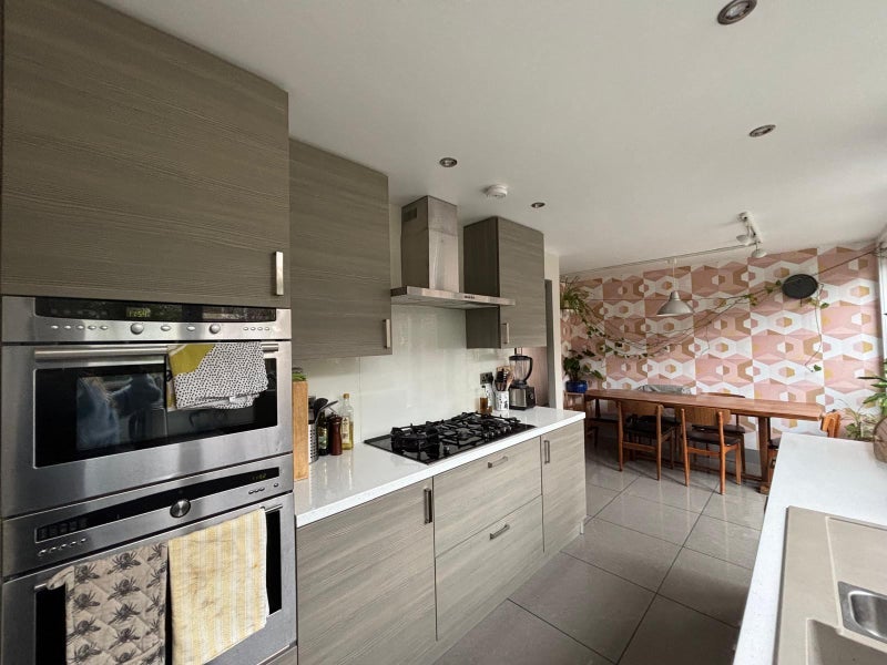 Room Hassett Road in Greater London