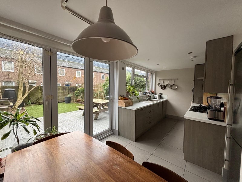 Room Hassett Road in Greater London