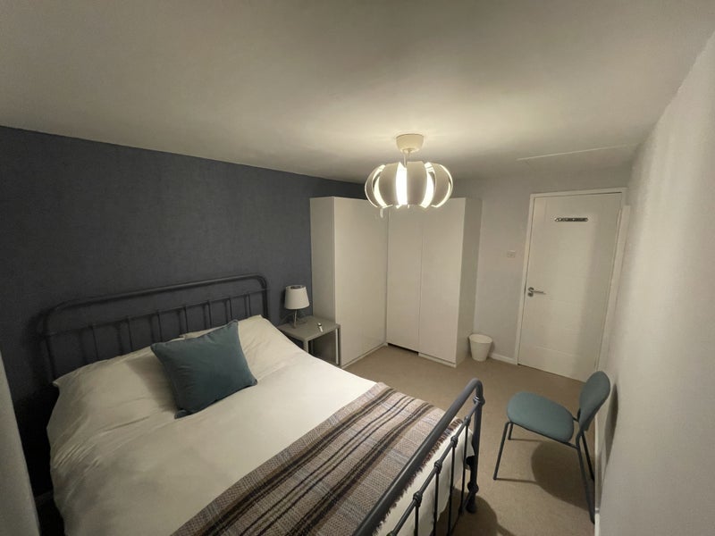 Room Hassett Road in Greater London