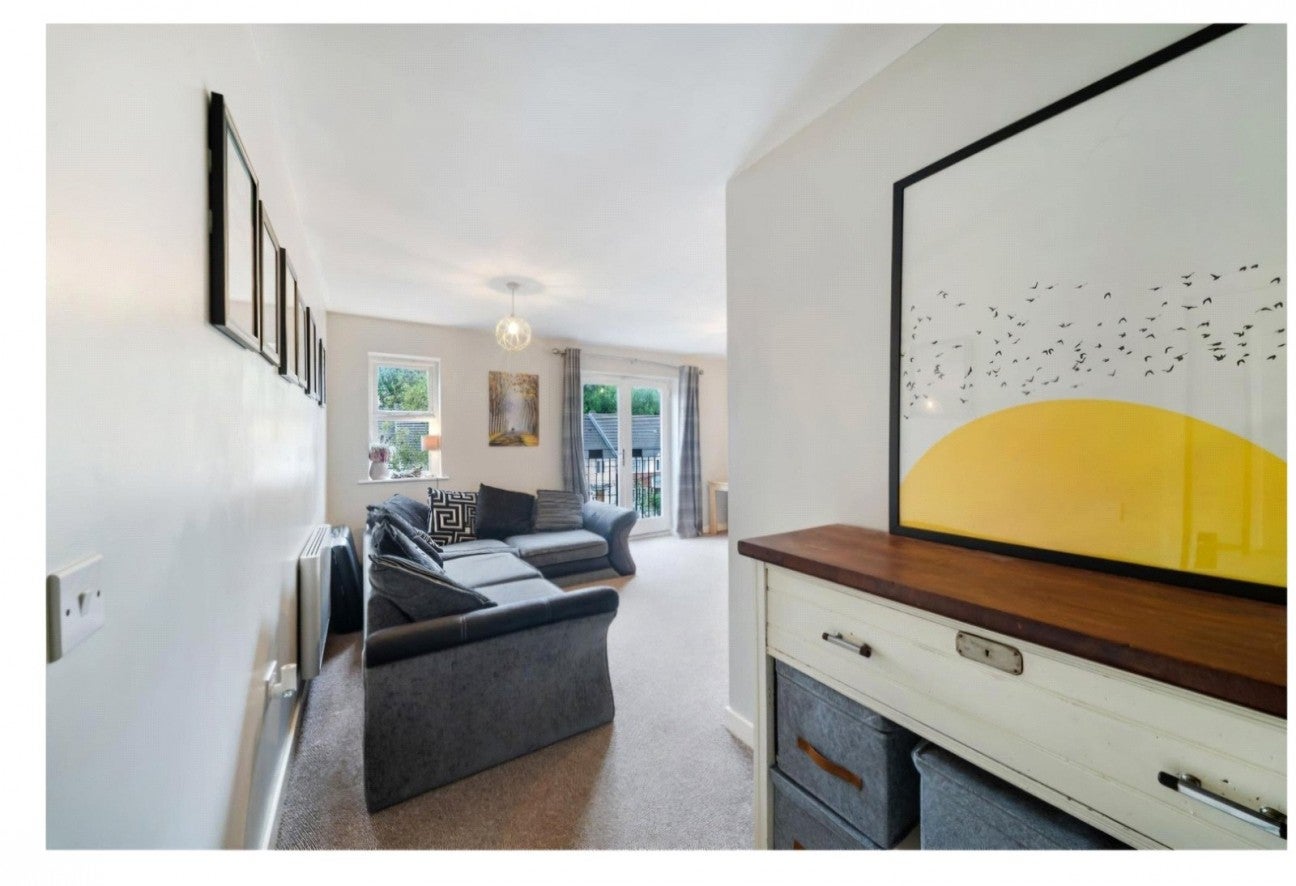 Flat Clarendon Gardens in Bolton