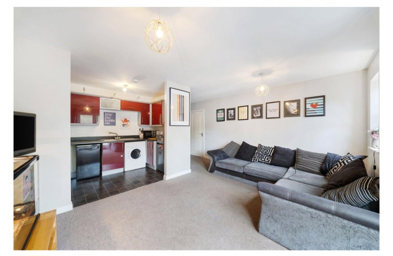 Flat Clarendon Gardens in Bolton