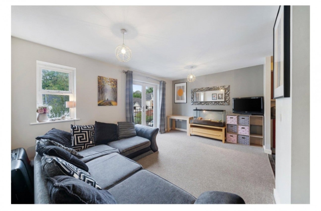 Flat Clarendon Gardens in Bolton