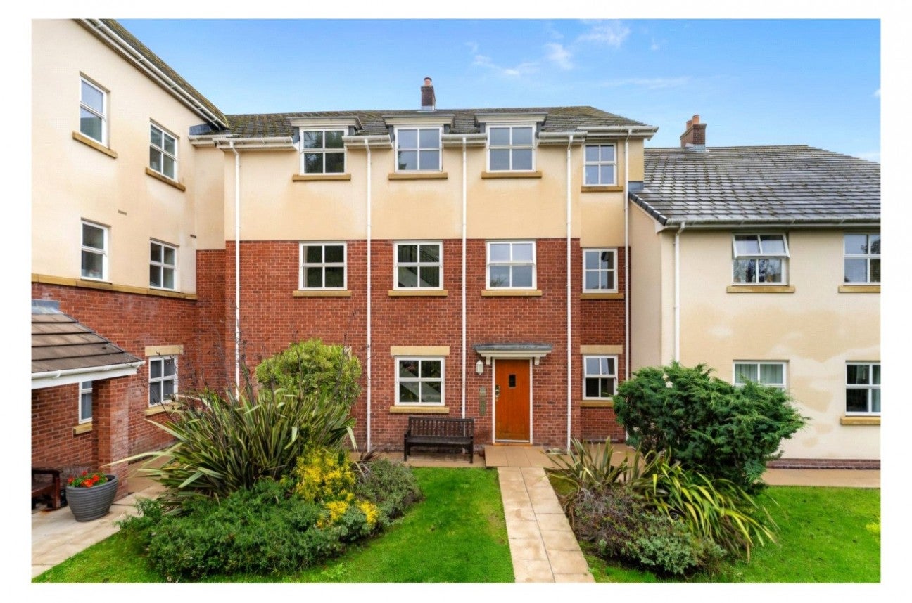 Flat Clarendon Gardens in Bolton