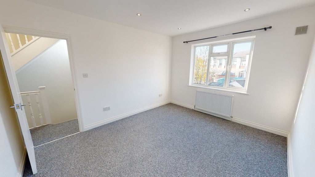 Flat Thornton Avenue in Greater London