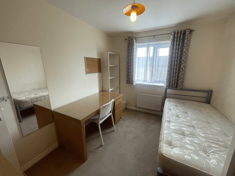 Room Queen Margaret's Road in Coventry