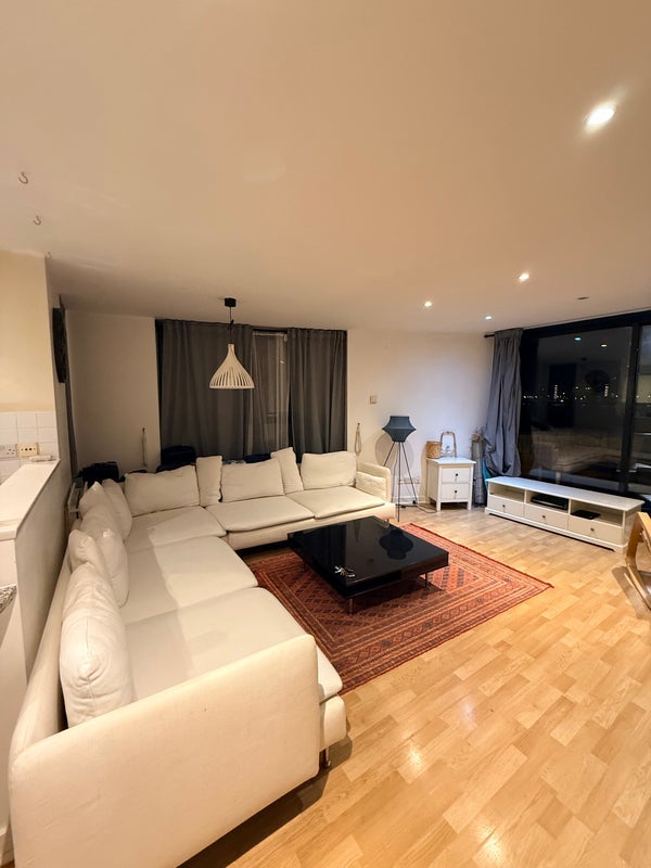 Flat Westferry Road in Greater London