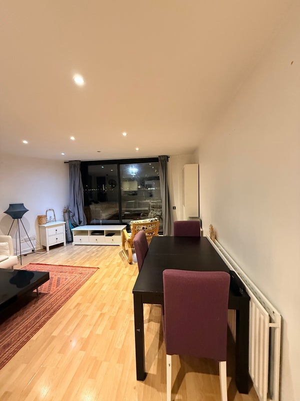 Flat Westferry Road in Greater London