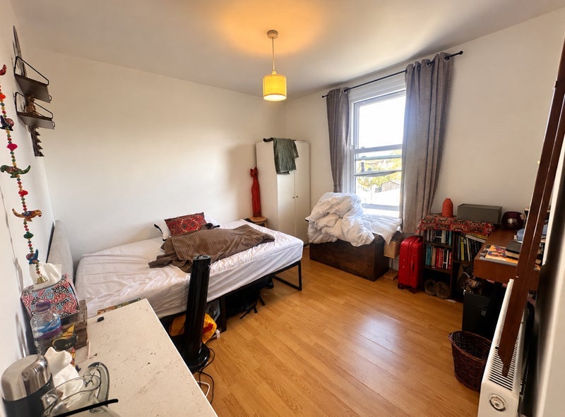 Flat Bensham Lane in Greater London