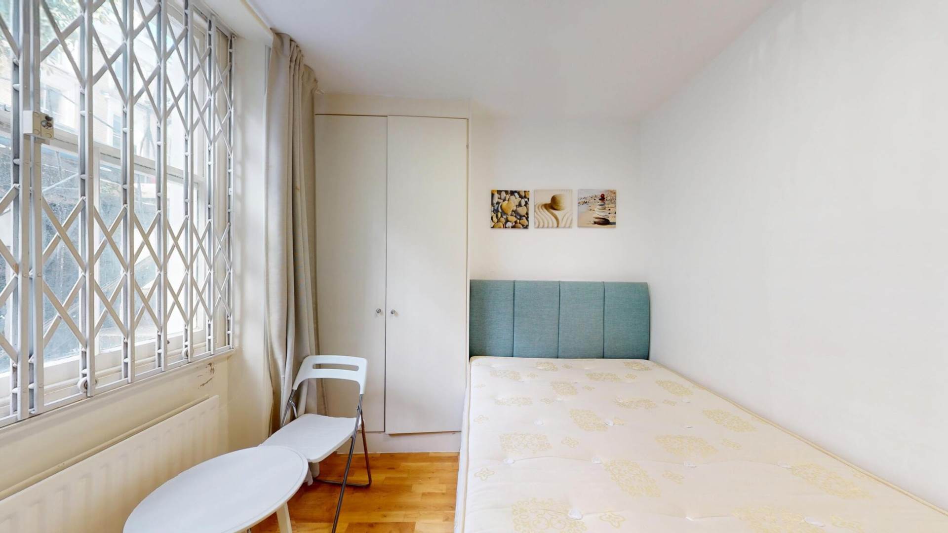 Flat Ifield Road in Greater London