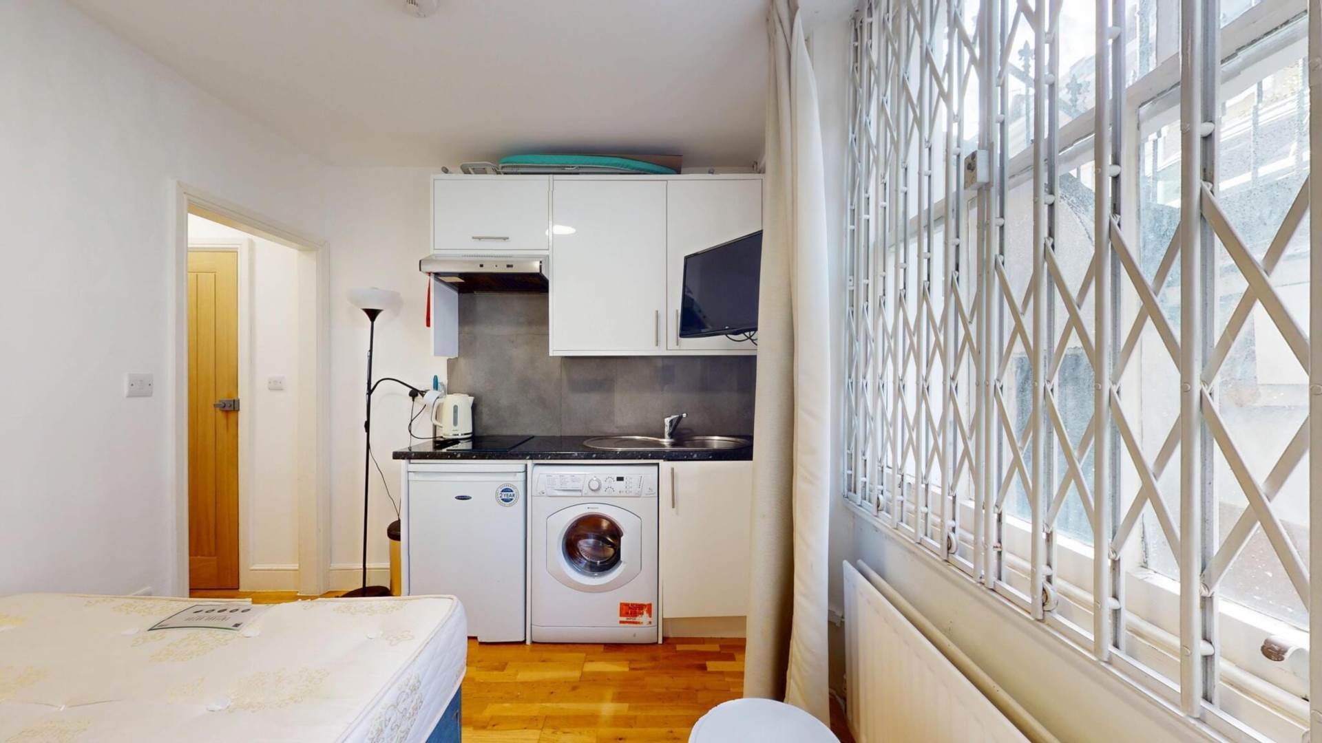 Flat Ifield Road in Greater London