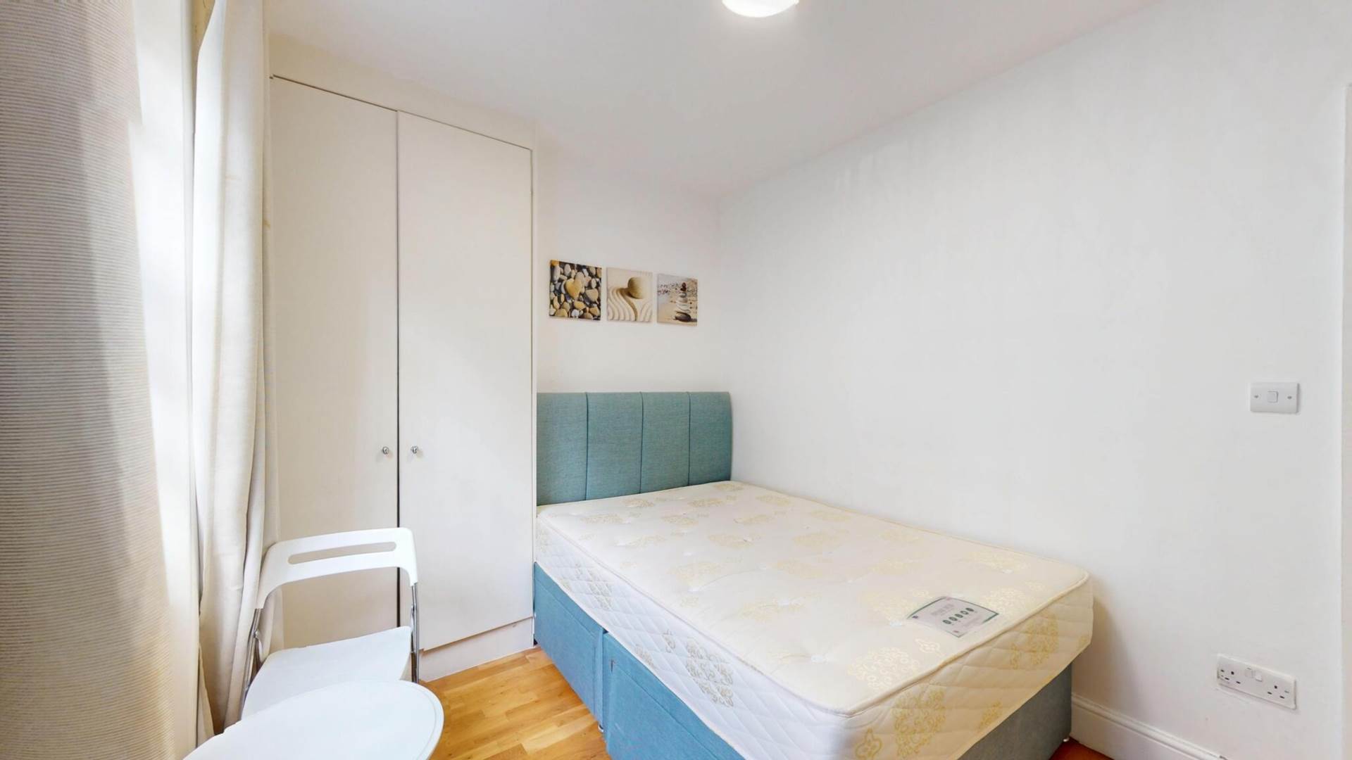 Flat Ifield Road in Greater London