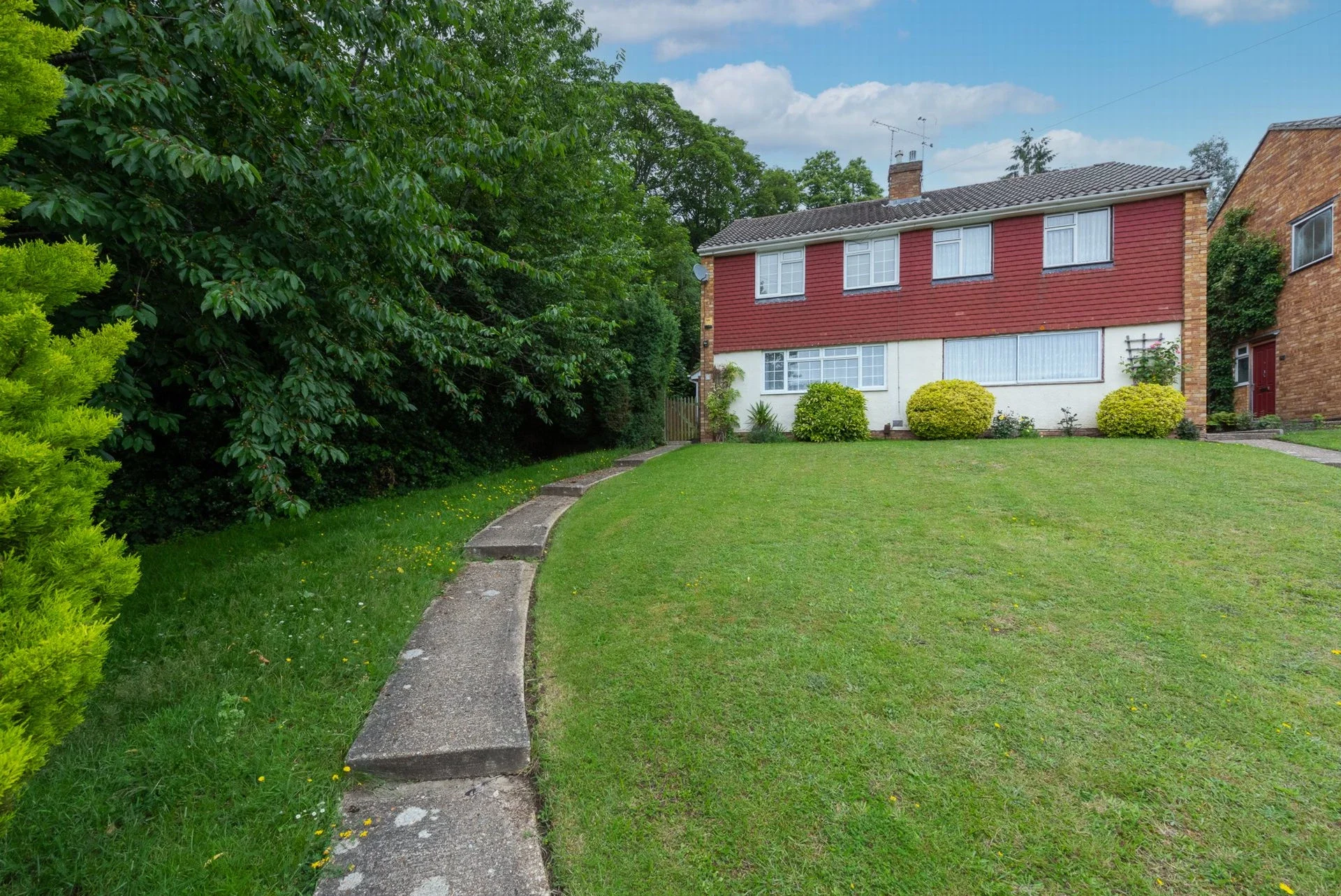 House Abbey Way in Rushmoor