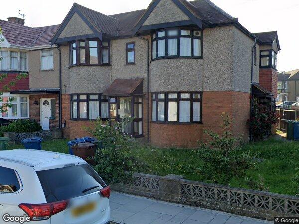 Flat Beaufort Avenue in Greater London