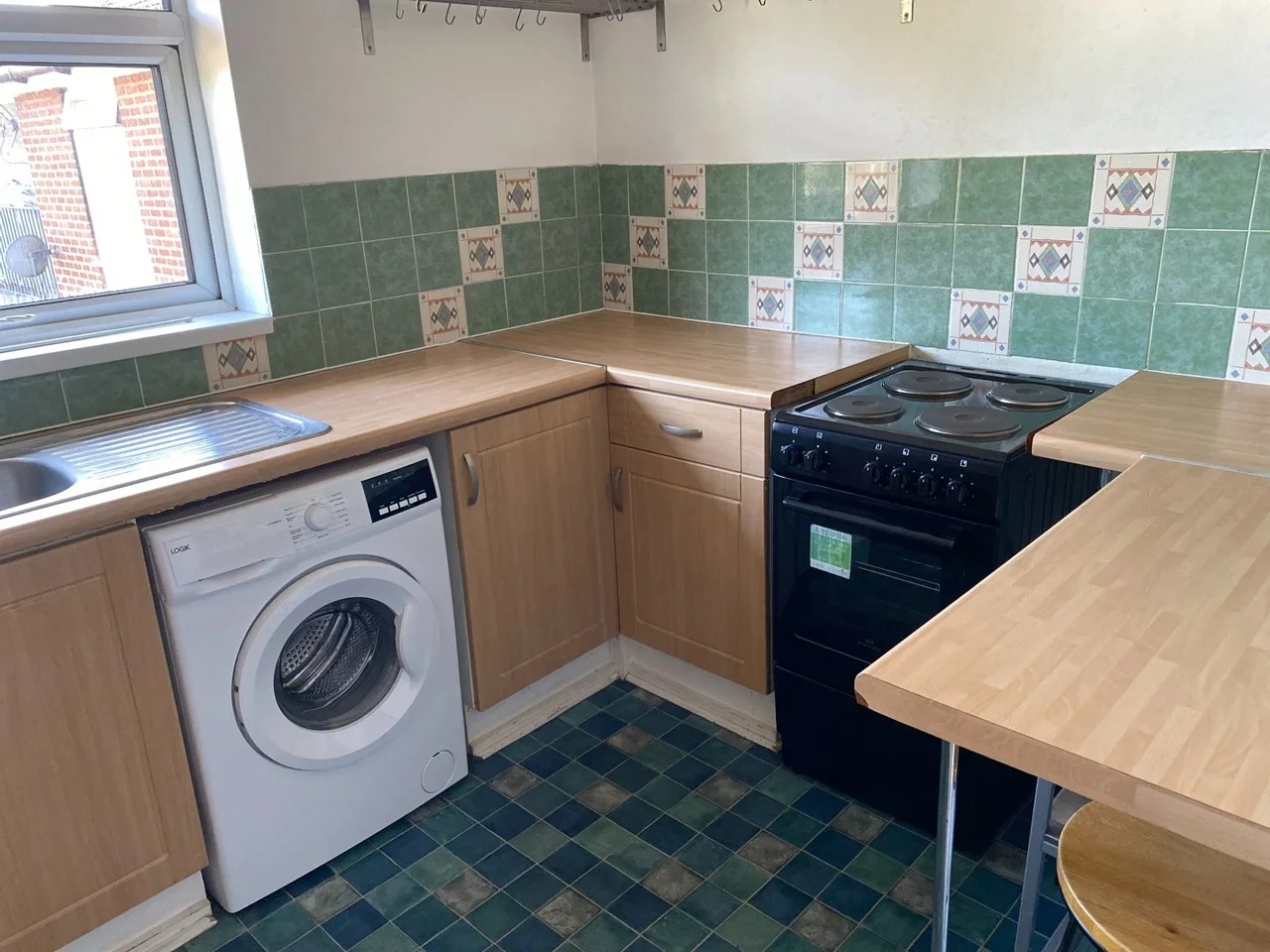 Flat Sandringham Court in Slough
