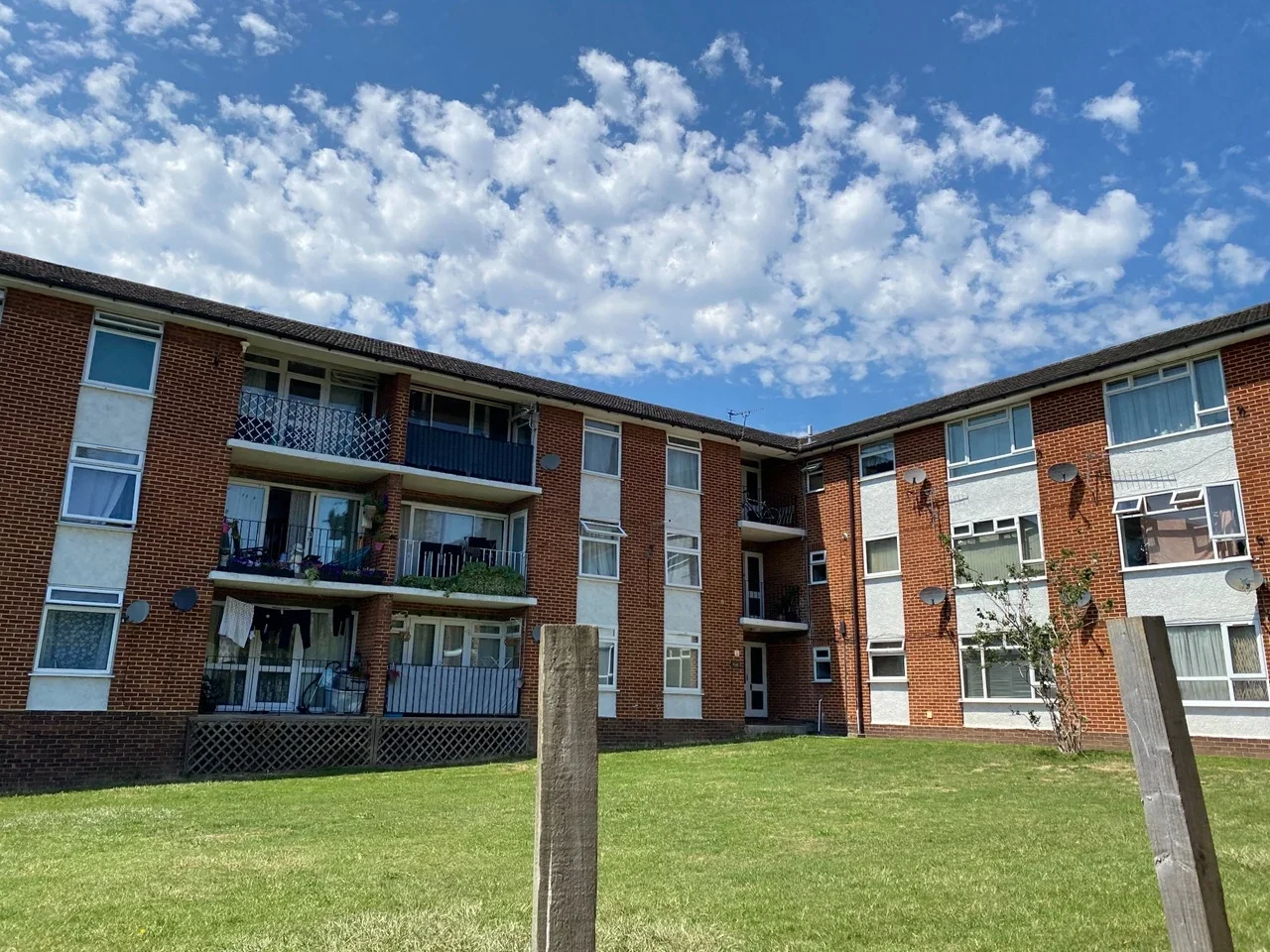 Flat Sandringham Court in Slough