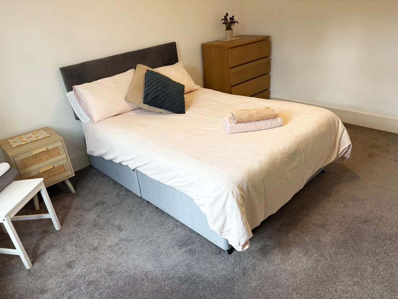 Room St Mary's Square in Greater London