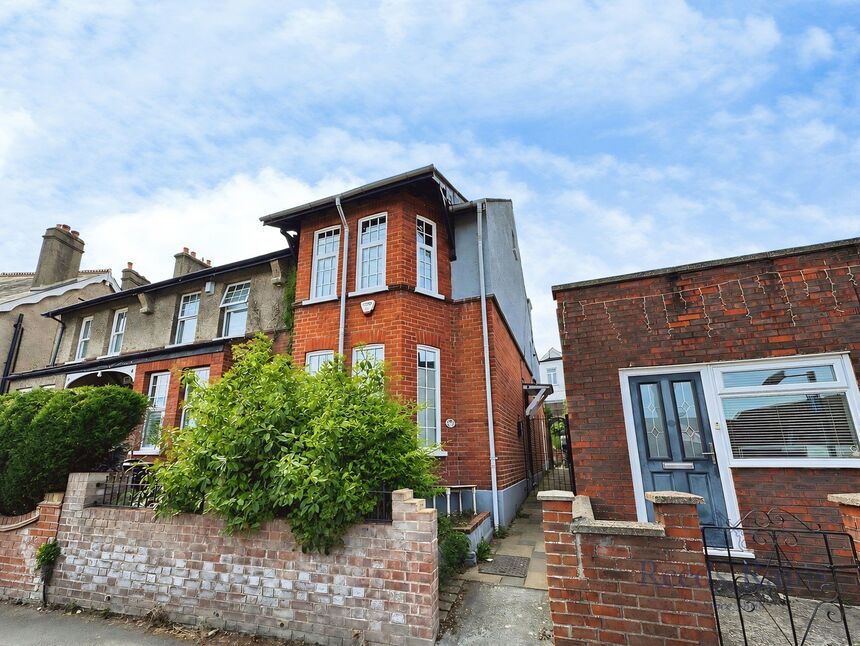 House Moorfield Road in Greater London