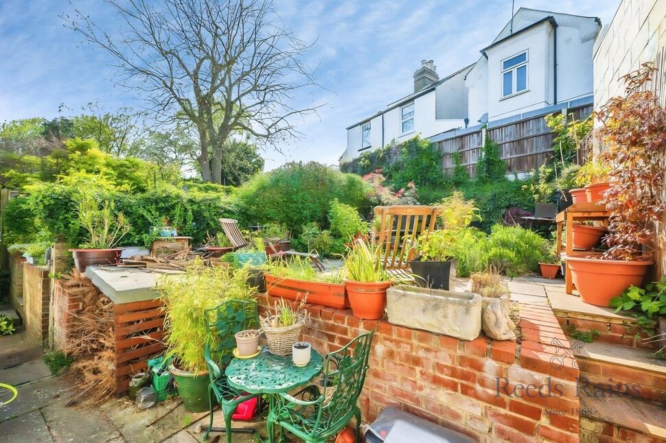 House Moorfield Road in Greater London