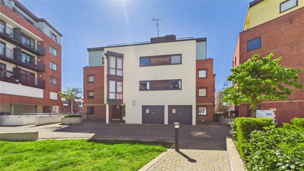 Flat Park Street in Surrey Heath