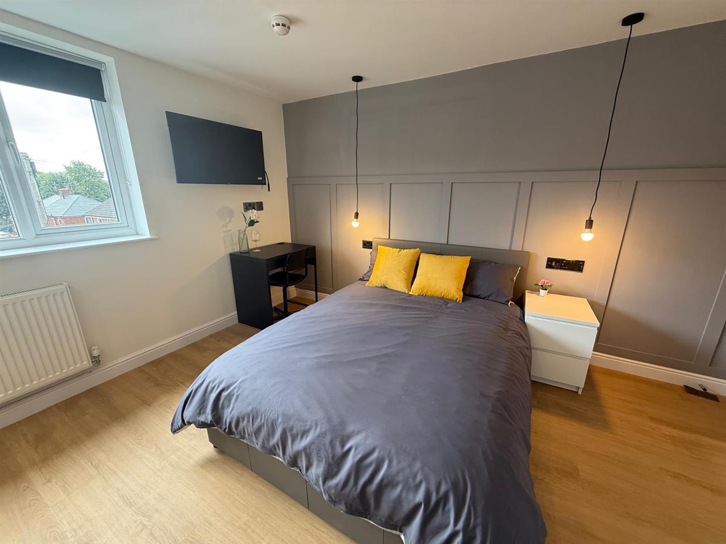 Room Meadow Avenue in Mansfield