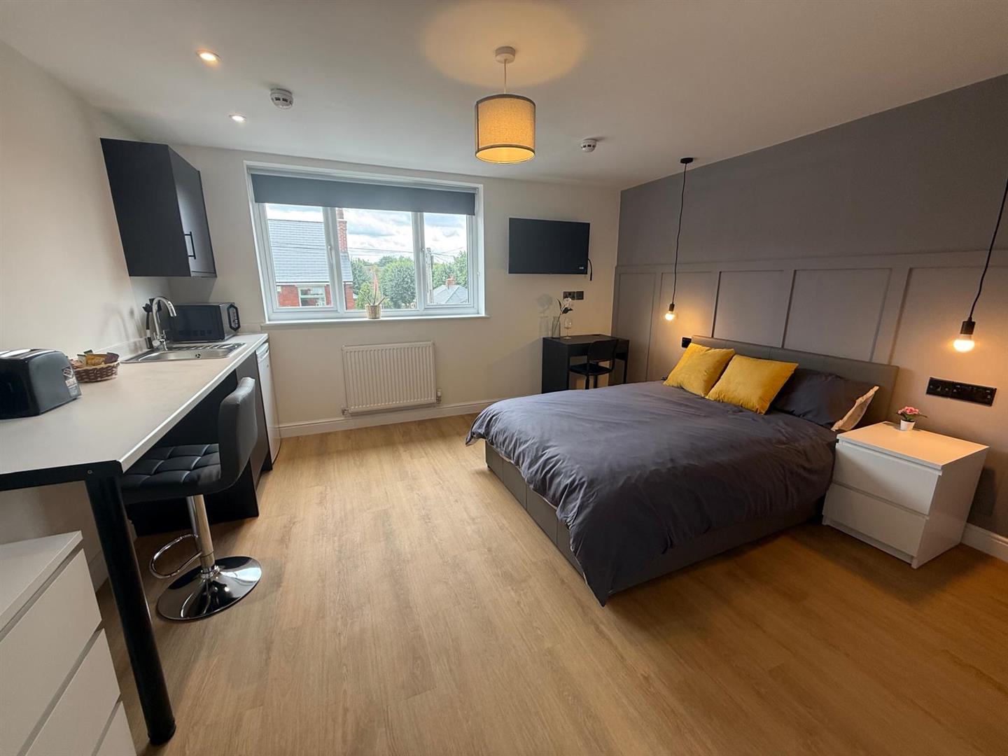 Room Meadow Avenue in Mansfield