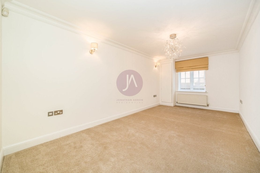 Flat Freeland Park in Greater London