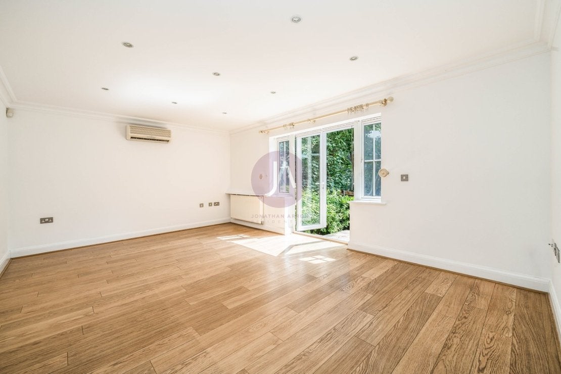 Flat Freeland Park in Greater London