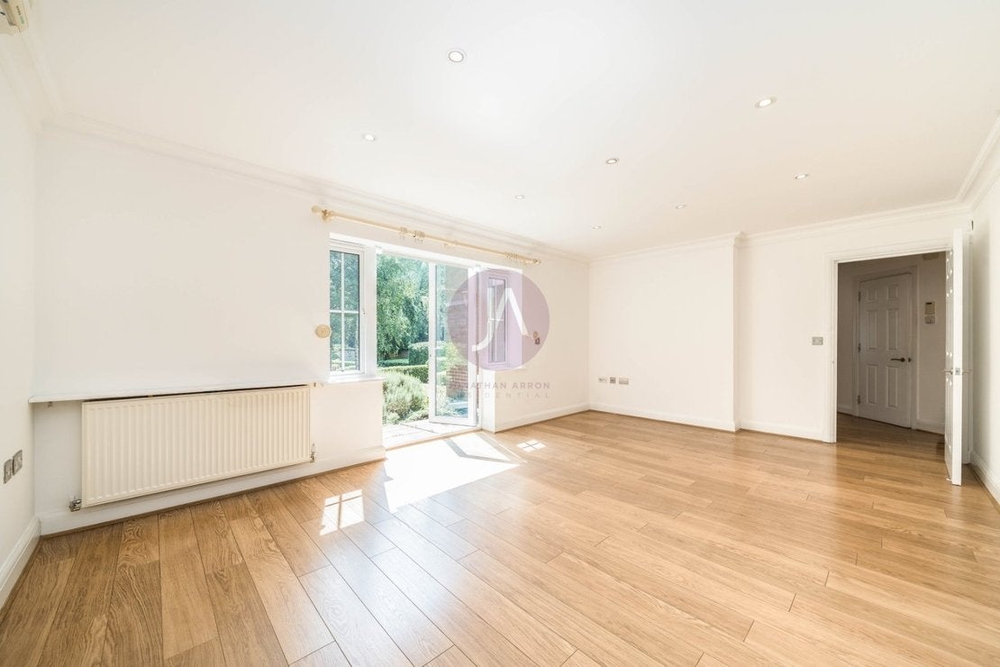 Flat Freeland Park in Greater London