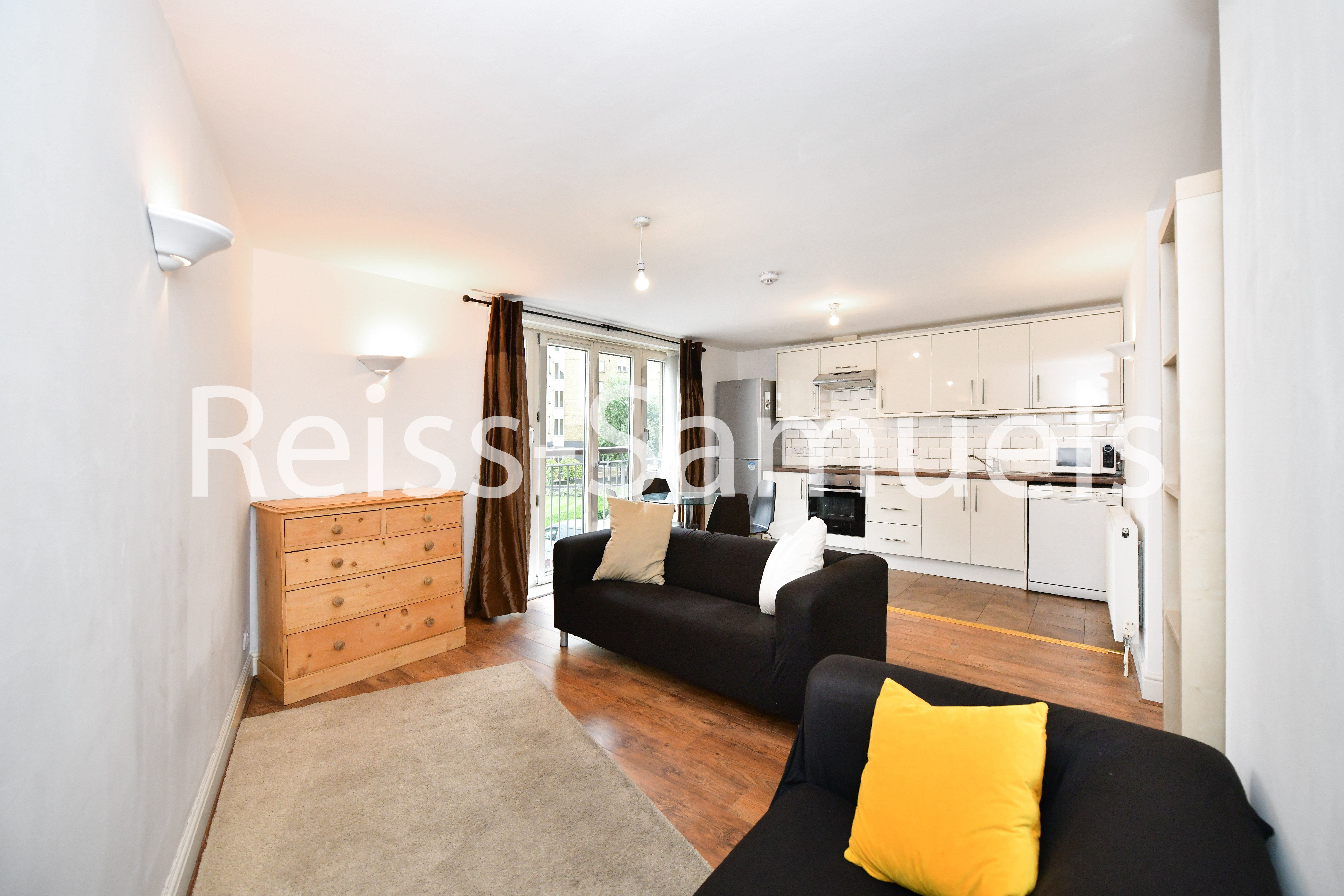 Flat Westferry Road in Greater London