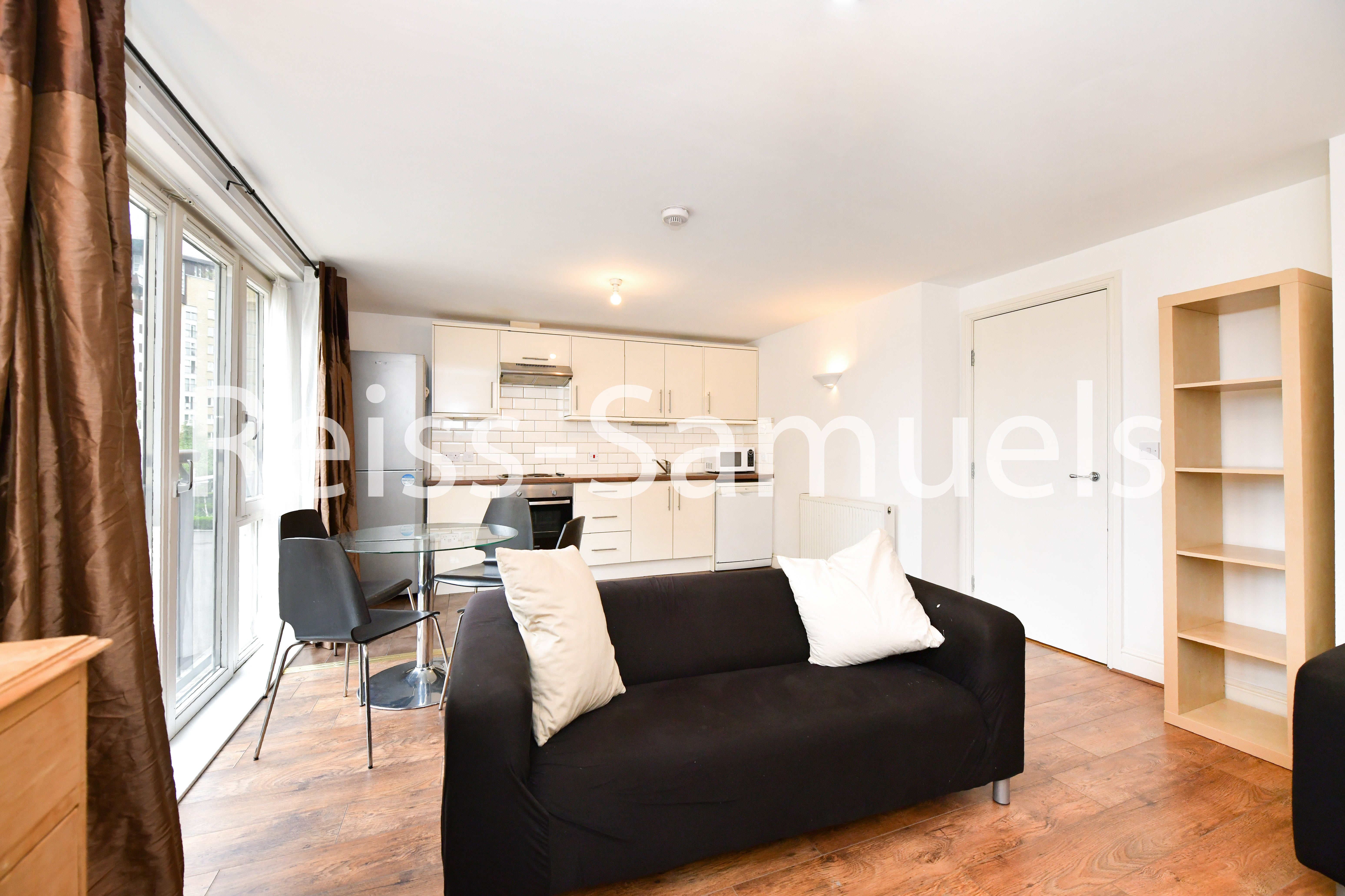 Flat Westferry Road in Greater London