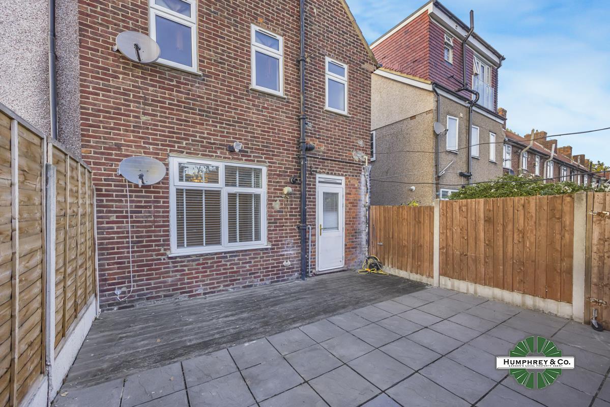 Flat Dagenham Avenue in Greater London