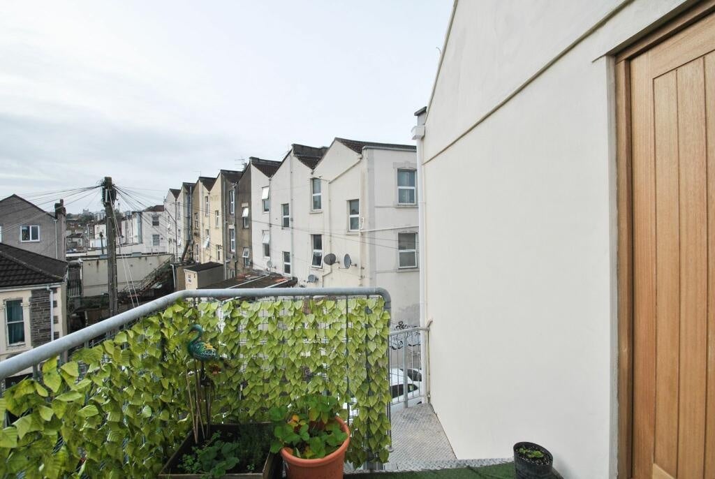 Flat Lower Ashley Road in Bristol