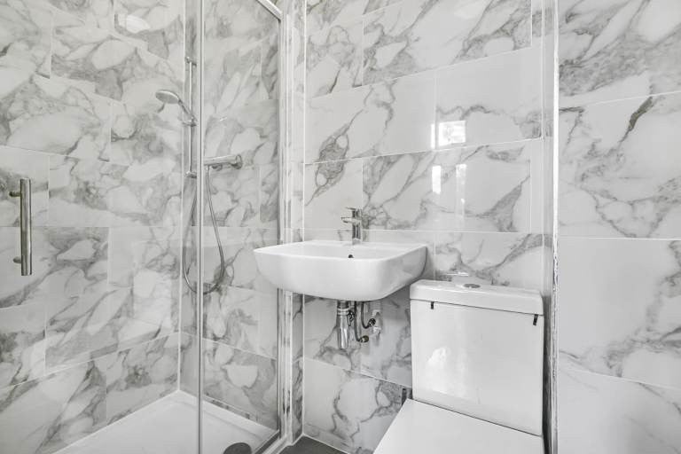 Room Crusoe Road in Greater London