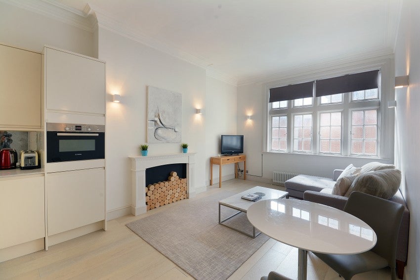 Flat Hornton Street in Greater London
