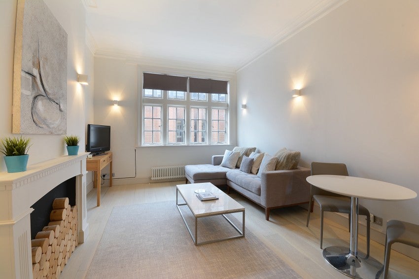 Flat Hornton Street in Greater London