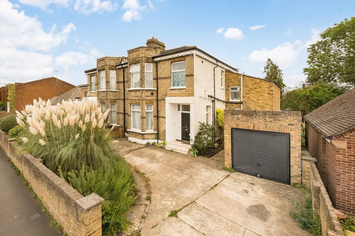 House Swan Road in Greater London