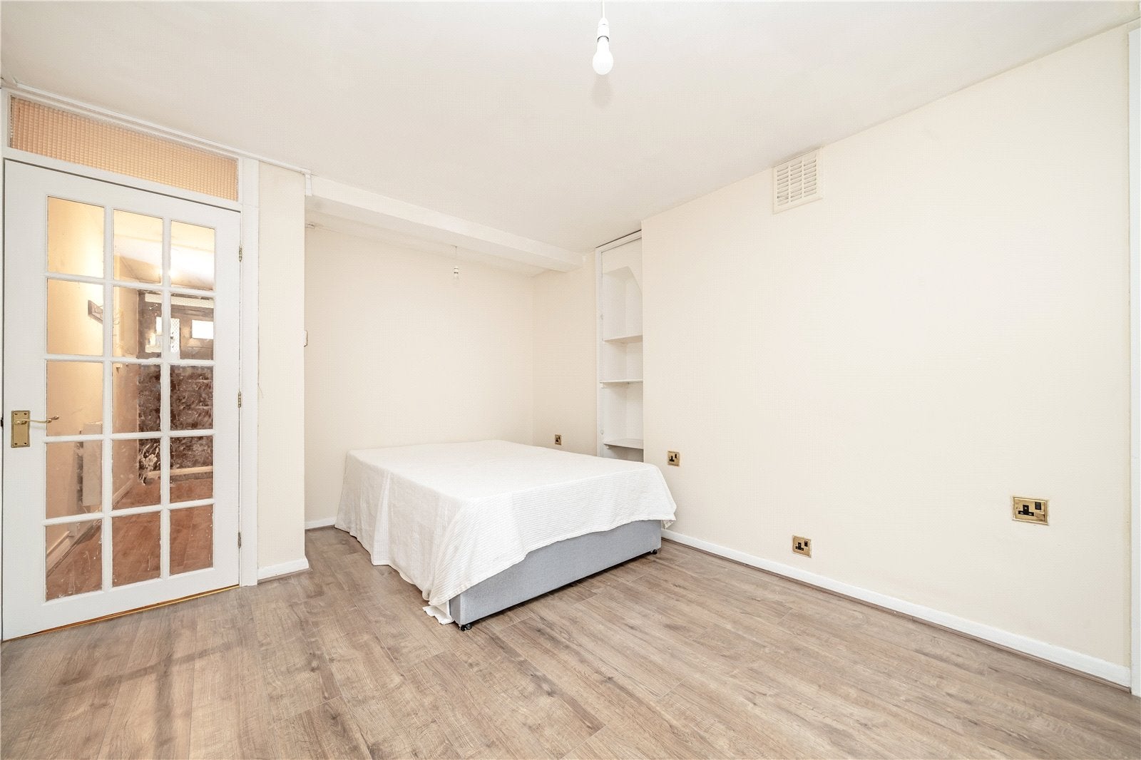 Flat Gatliff Road in City of Westminster