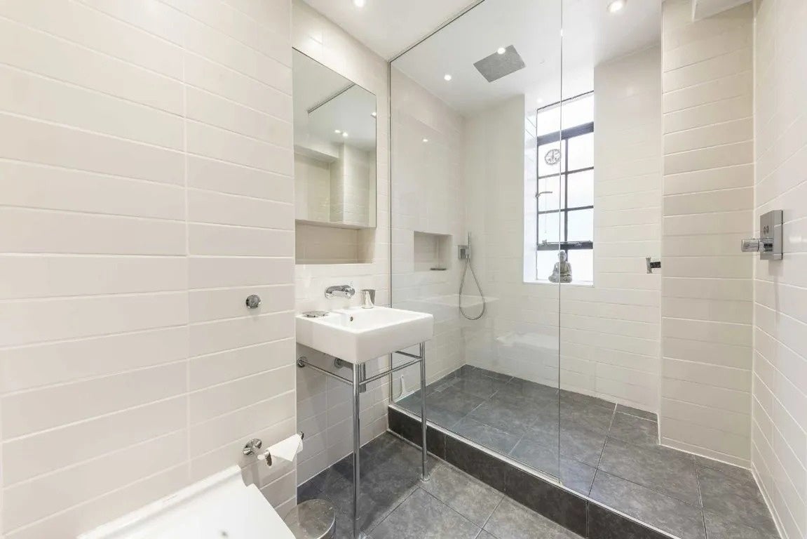 Flat Lucan Place in Greater London