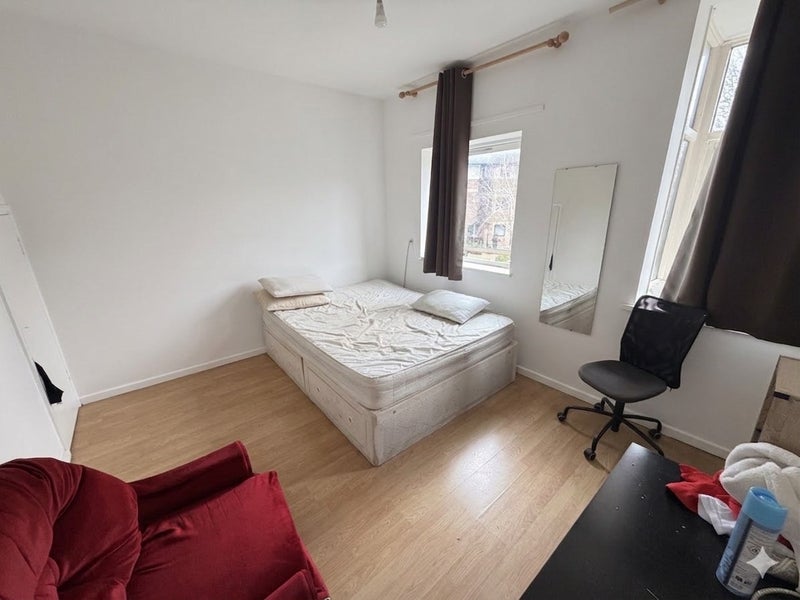 Room Barnfield Place in Greater London