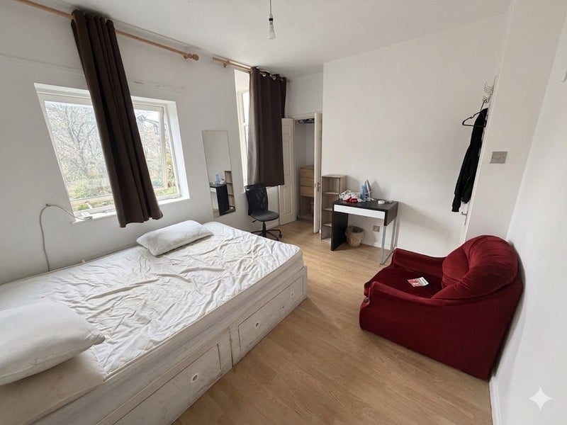 Room Barnfield Place in Greater London