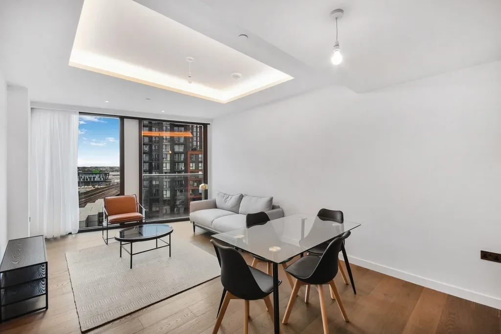 Flat Carnation Way in Greater London