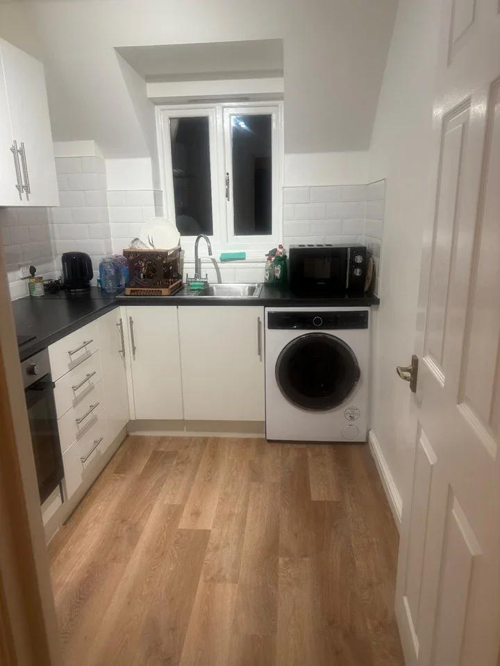 Room Garfield Road in Surrey Heath